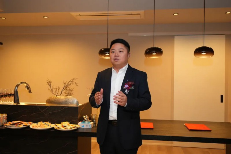 南康區(qū)家具協(xié)會(huì)秘書長(zhǎng)楊劍為辦事處的成立致辭