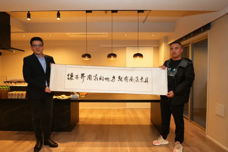 南康區(qū)家具協(xié)會(huì)常務(wù)副會(huì)長(zhǎng)廖忠喧，秘書長(zhǎng)楊劍為株式會(huì)社Saya Japan執(zhí)行董事楊華和有限會(huì)社アイディーエル負(fù)責(zé)人石橋先生送上南康家具特色禮品