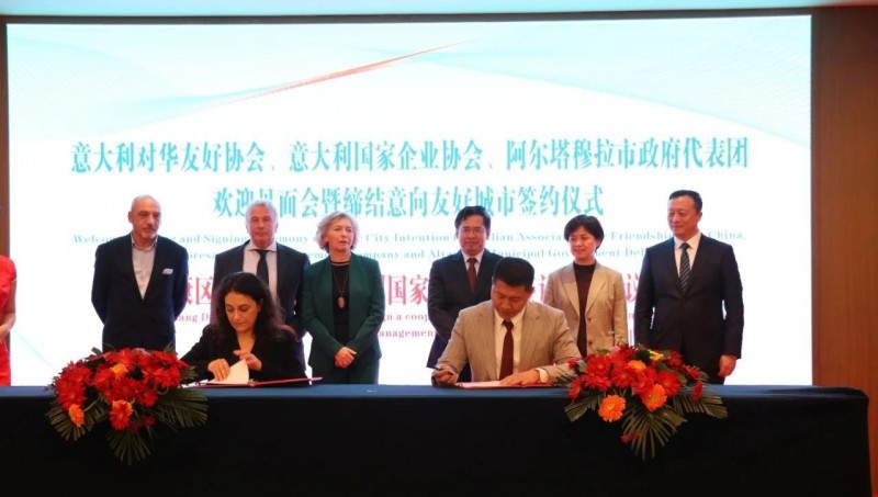 南康區(qū)家具協(xié)會會長羅海龍代表南康區(qū)家具協(xié)會與意大利國家企業(yè)協(xié)會總經(jīng)理路易莎·迪安杰羅簽訂了“戰(zhàn)略合作協(xié)議書”