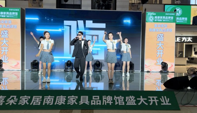 人氣歌手嚴少辰登臺助陣，將開業儀式的氛圍推向高潮