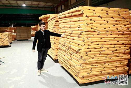 邱瑞聯(lián)在查看倉(cāng)庫(kù)產(chǎn)品